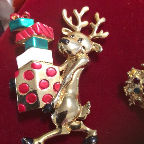 Vintage Christmas pin bundle and wreath post earring set. - Picture 2 of 9